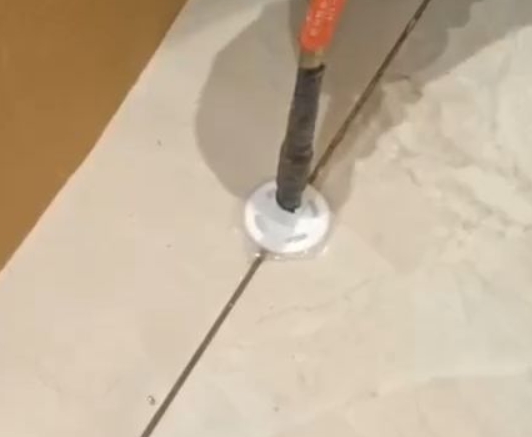 建阳瓷砖空鼓维修公司专业解答瓷砖在铺贴过程中，如果没有涂抹均匀到位的粘结材料（如水泥砂浆或瓷砖胶），可能会导致以下问题