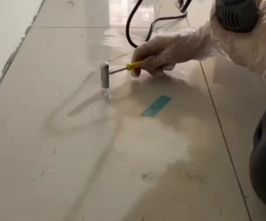 建阳瓷砖开裂维修公司专业分享瓷砖在铺贴前如果没有沥干水分，将会导致以下问题