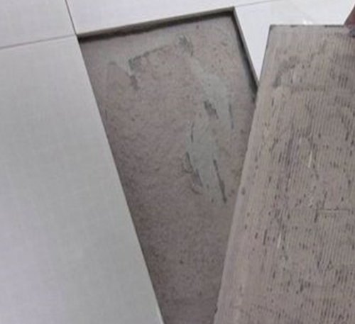 建阳瓷砖空鼓维修公司分享瓷砖铺贴时如果打浆（即涂抹在瓷砖背面和基层上的砂浆或瓷砖胶）过少，会带来以下问题