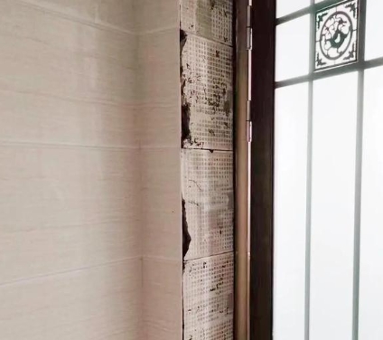 建阳瓷砖空鼓免砸砖维修公司分享吸水砖泡水时间不够或过长都会对瓷砖铺贴效果产生影响